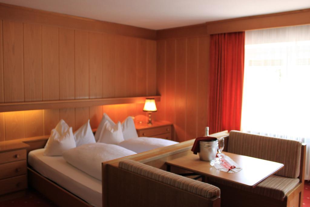 Albergo Alisander Corvara In Badia Exterior photo